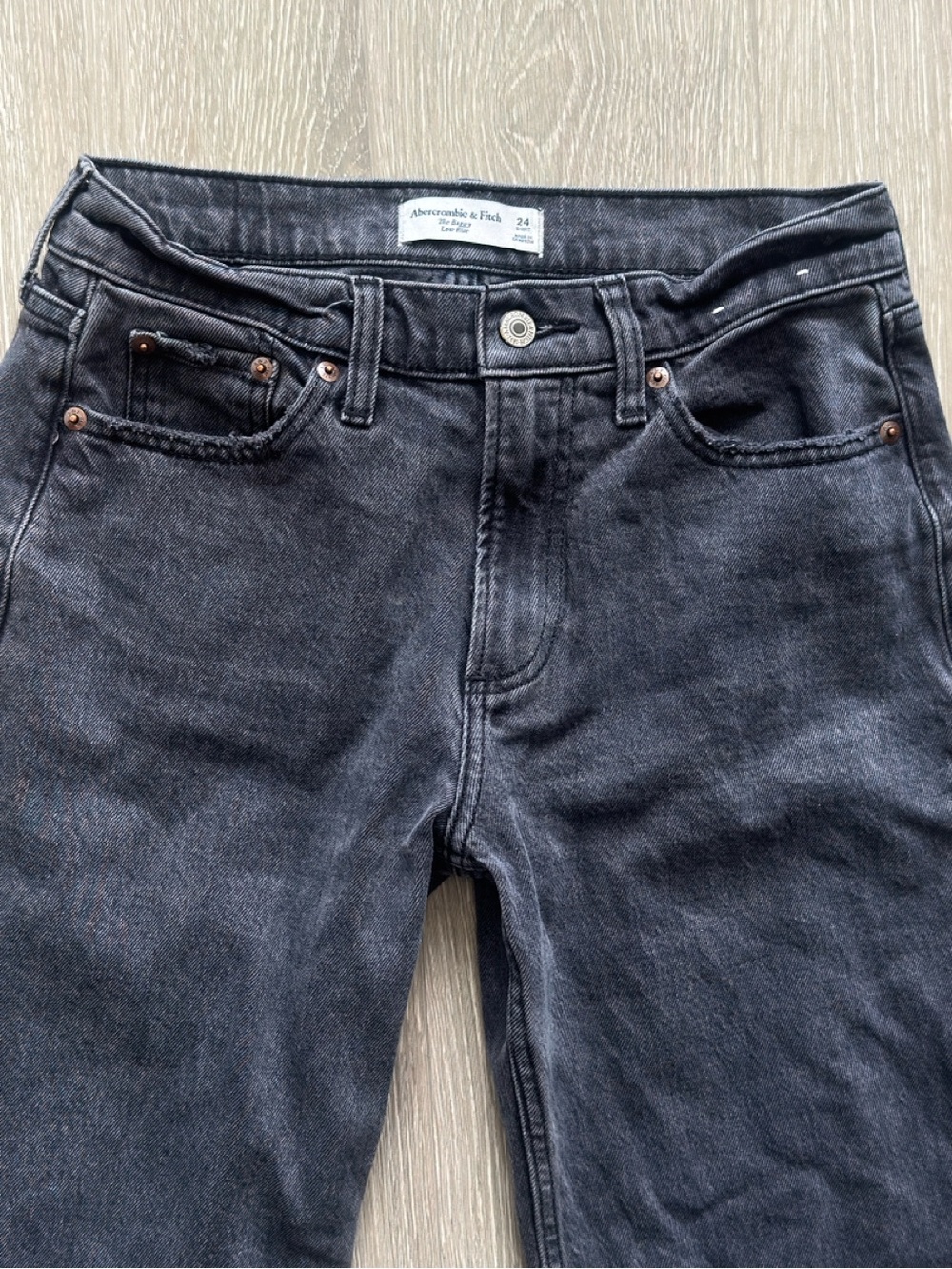 Abercrombie & Fitch Baggy Low Rise Jeans Gray Size 24 Short Distressed Hem - Picture 5 of 12